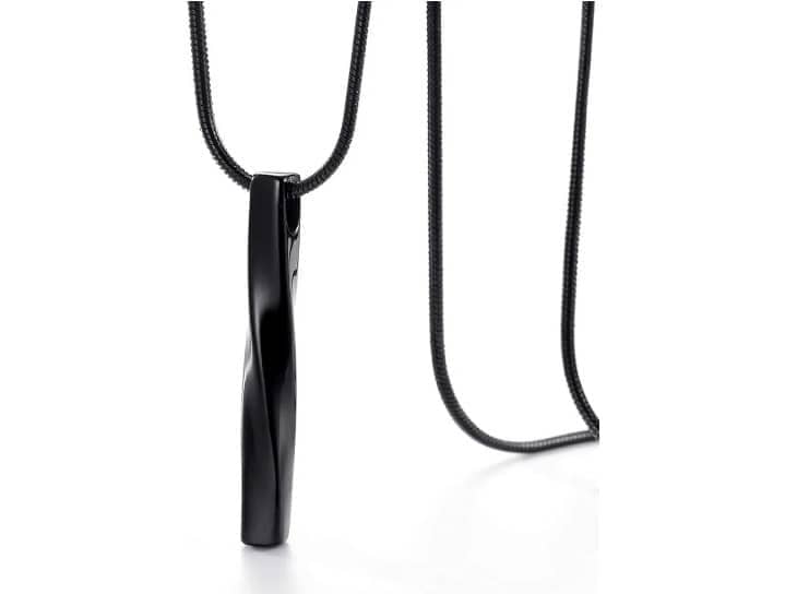 Collier torsadé à pendentif géométrique