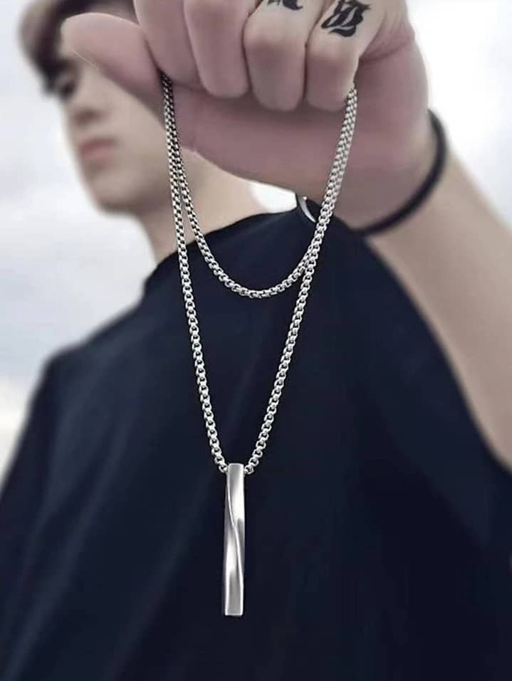 Collier torsadé à pendentif géométrique