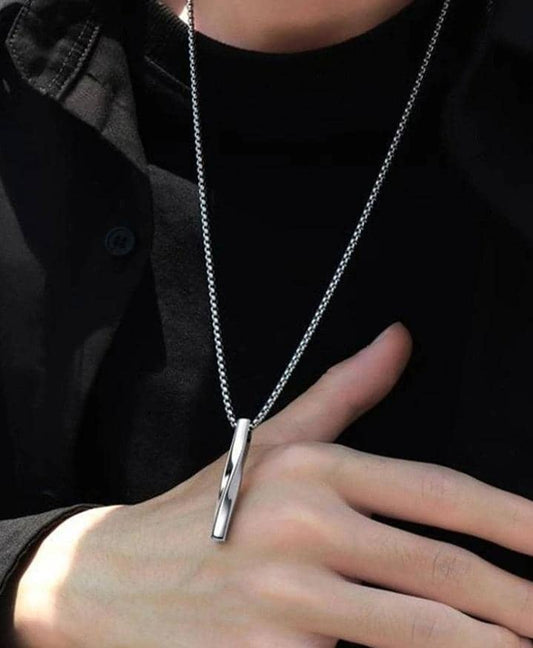 Collier torsadé à pendentif géométrique